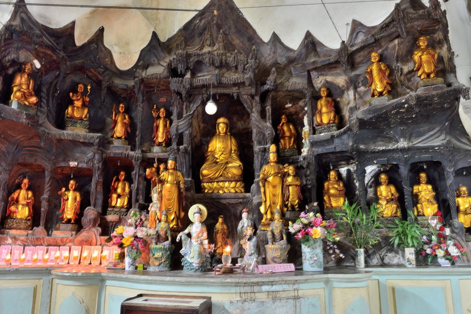 洞窟寺院内の仏像